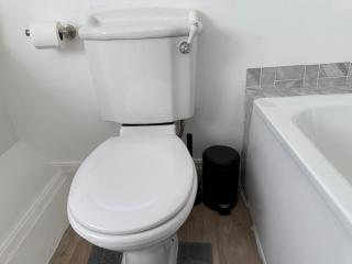 Spacious 3 Bedroom With Garden and Free Parking - 8