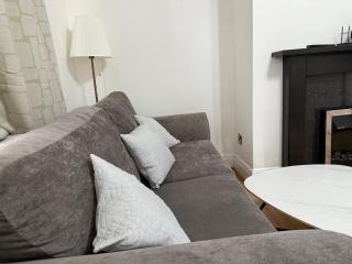 Spacious 3 Bedroom With Garden and Free Parking - 2