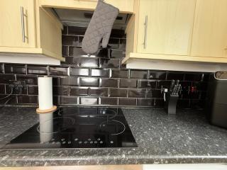 Spacious 3 Bedroom With Garden and Free Parking - 1