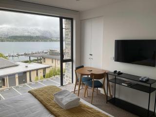 Lake View Studio Apartment - 8