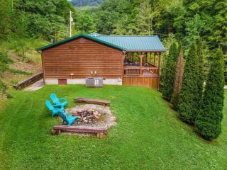 Sundance Cabin with Hot Tub and WiFi - Slade - 9