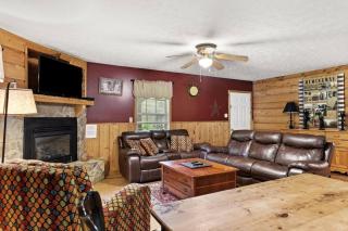 Sundance Cabin with Hot Tub and WiFi - Slade - 6