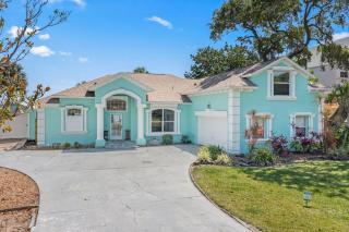 Game Room Theater Luxurious Waterfront Retreat - 7