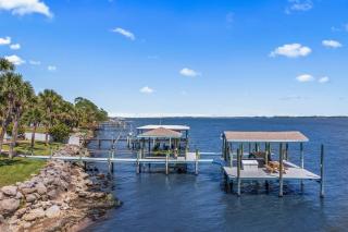 Game Room Theater Luxurious Waterfront Retreat - 6