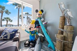 Game Room Theater Luxurious Waterfront Retreat - 1