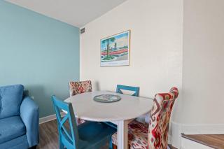 Relax and Save, Charming Coastal Retreat for 4, with Ocean views! - 7