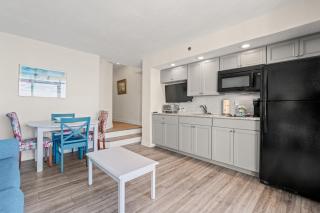 Relax and Save, Charming Coastal Retreat for 4, with Ocean views! - 9