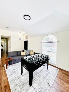 Big Backyard w pool, Centrally Located - 9