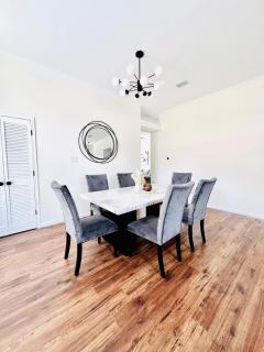 Big Backyard w pool, Centrally Located - 8