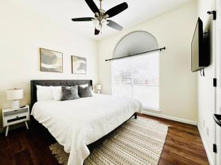 Big Backyard w pool, Centrally Located - 7