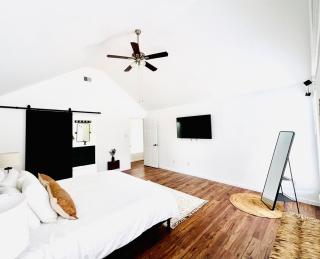 Big Backyard w pool, Centrally Located - 4