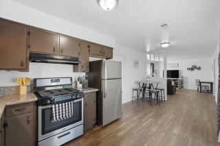 The Cozy Rustic Sequoia Wi-Fi & 2 Garage - 3