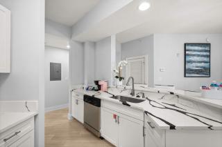 Modern Luxe Escape Near the Magic MP71 - 9