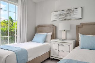 Sleek & Stylish Stay Mins to Magic MP68 - 8