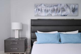 Sleek & Stylish Stay Mins to Magic MP68 - 6