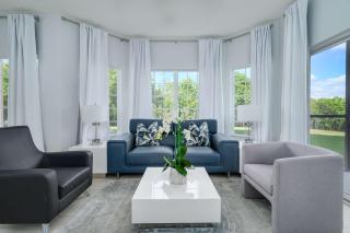 Sleek & Stylish Stay Mins to Magic MP68 - 3