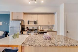 Modern 2 BR Condo - By Scotiabank Arena - City View - 9