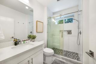 Chic 2020-Built 2BR Urban Oasis Private Backyard - 8