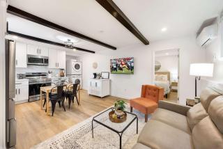 Brand New 1BR Designer's Oasis 1min to I-5 Costo - 0