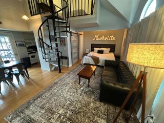 Cozy Loft - Walk to Broadway - Free Gated Parking - 0