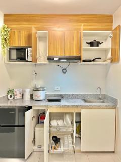 Cozy 2BR Stay for 6pax in High-Floor, Wi-Fi & Family Games near IT Park Cebu- Unit Scarlett by GERRA - 1