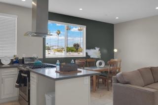 3 Bedroom Hollywood Getaway - 7