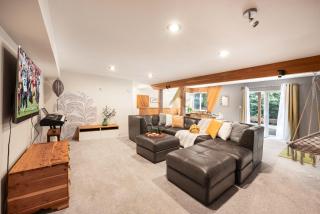 Kirkland Oasis Chic Basement Retreat with Hot Tub - 8