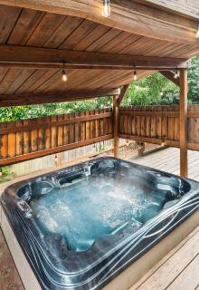 Kirkland Oasis Chic Basement Retreat with Hot Tub - 5
