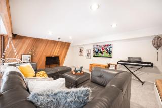 Kirkland Oasis Chic Basement Retreat with Hot Tub - 3