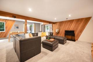 Kirkland Oasis Chic Basement Retreat with Hot Tub - 1