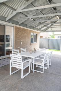 The Lake House - Spacious Group Haven by the Bay - 9