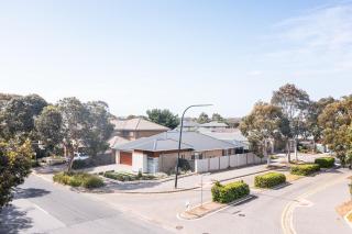 The Lake House - Spacious Group Haven by the Bay - 3