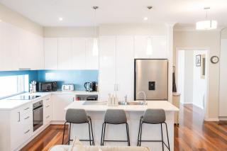 The Lake House - Spacious Group Haven by the Bay - 2