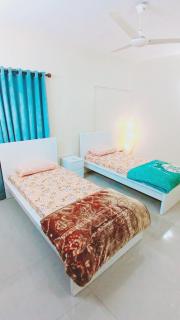 3 Bedrooms Drawing Lounge Furnished Apartment in Gulshan-e-Iqbal - 4