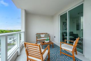 Stylish Apt with Pool and Gym near beach - 2