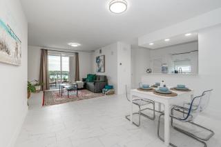 Stylish Apt with Pool and Gym near beach - 3