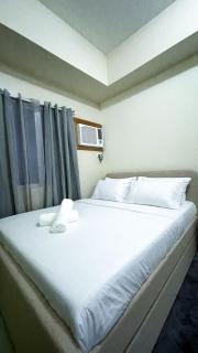 Cozy Modern Studio Overlooking the Skyline - 0