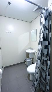 Cozy Modern Studio Overlooking the Skyline - 3