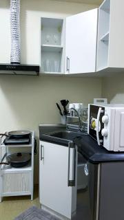 Cozy Modern Studio Overlooking the Skyline - 1