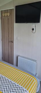 Stunning 6 Berth Caravan At Marine Holiday Park, Rhyl Ref 16191M - 4