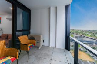 Art filled 2b2b Apt Family Friendly Free Parking - 8