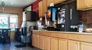 Travelodge by Wyndham Bay Shore Long Island - 1