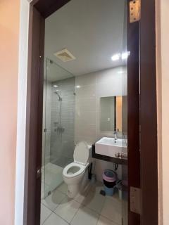 Exec 1BR One Manchester Place with pool, beach pass is P 350 pp - 8