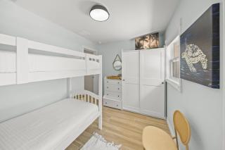 On Turtle Time - Beautifully Updated wHeated Pool Covered Porches Beach Gear Walk to Beach - 4