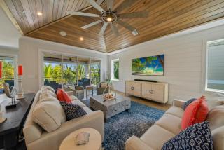 AcquaLuxe - Exquisite 2022 Lux Canal Home w Outdoor Oasis Pool Spa Dock SUP Kayaks Fire Pit - 8