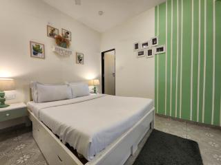 Luxury Studio at Botanica - Pool, Balcony - 5 Minutes to Candolim Beach - 9