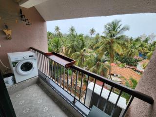 Luxury Studio at Botanica - Pool, Balcony - 5 Minutes to Candolim Beach - 5