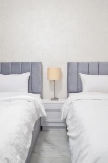 Modern 2BR Apartment with Private Garden Patio, Stone Residence New Cairo - 2