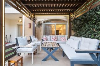 Modern 2BR Apartment with Private Garden Patio, Stone Residence New Cairo - 9