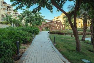 Modern 2BR Apartment with Private Garden Patio, Stone Residence New Cairo - 2